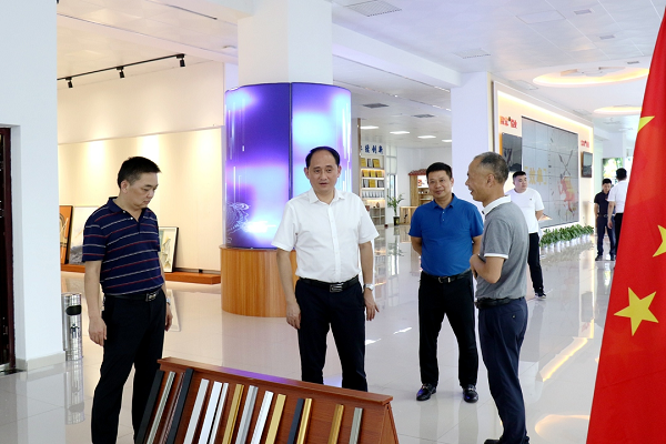 縣長(zhǎng)馬吉云赴企業(yè)開展“送政策、解難題、優(yōu)服務(wù)”活動(dòng)