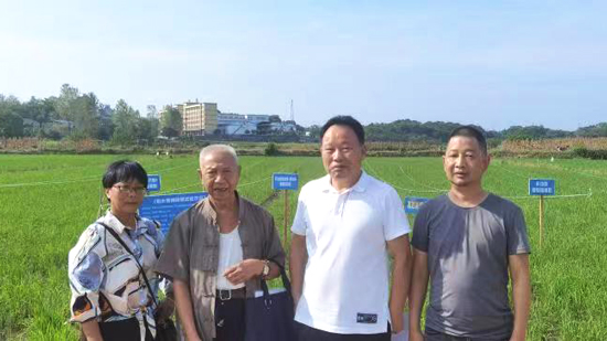 常德市科協(xié)黨組成員、副主席李風(fēng)看望老科技工作者并考察科技示范項(xiàng)目
